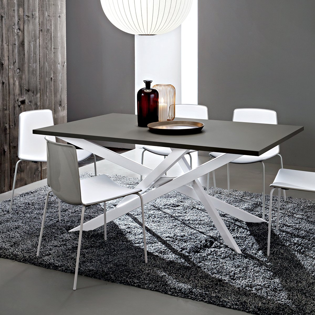 Renzo tavolo design accattivante con gambe incrociate for Gambe tavoli design